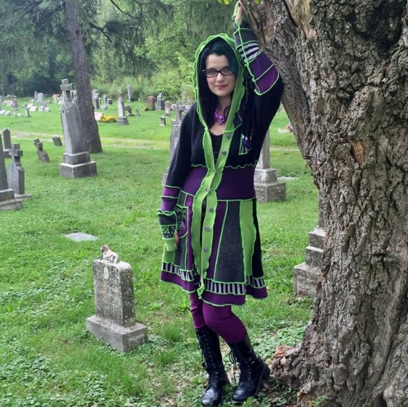 Meet your Posher, Living Dead Girl Nicole - Picture 1 of 15